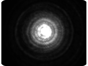 Sfondo nero con una luce luminosa al centro, che mostra l'alone più grande intorno alla luce rispetto alle altre tre immagini, che rappresenta la misurazione dell'alone del banco ottico per la IOL EDF diffrattiva ZEISS AT LARA.