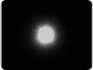 Sfondo nero con una luce luminosa al centro e un leggero alone intorno alla luce, che rappresenta la misurazione dell'alone del banco ottico per la IOL AcrySof IQ Vivity®.