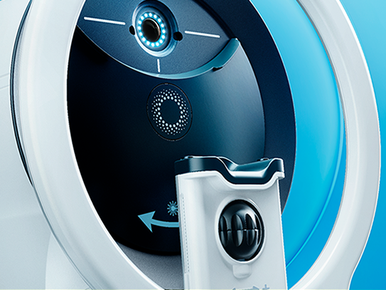 Primo piano del dispositivo Voyager DSLT che mostra il braccio di erogazione laser gonio-free e il display di targeting per un'esperienza confortevole del paziente