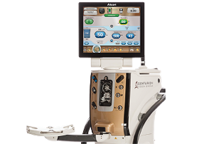 CENTURION® Vision System di Alcon con manipolo ACTIVE SENTRY®, mostrato con schermo touch inclinato e sistema fluidico avanzato per la chirurgia della cataratta.