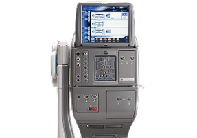 Vista frontale del CONSTELLATION® Vision System di Alcon, una piattaforma chirurgica per interventi vitreoretinici, con schermo touch e porte di controllo multiple.