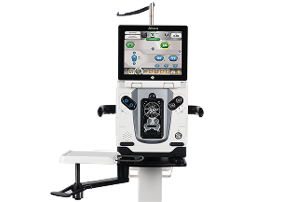 Vista frontale del CENTURION® Vision System di Alcon, un apparecchio per facoemulsificazione utilizzato nella chirurgia della cataratta, con schermo touch e pannello di controllo.