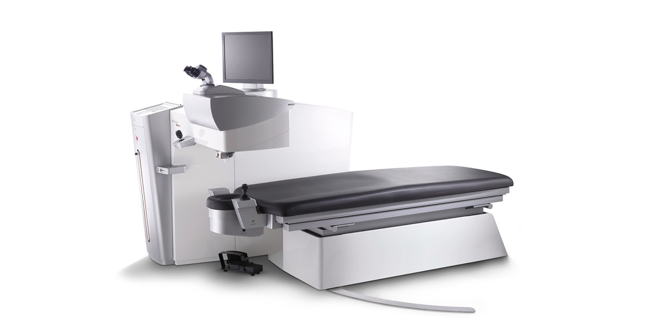 Sistema laser a femtosecondi wavelight® FS200 con lettino chirurgico integrato e monitor.