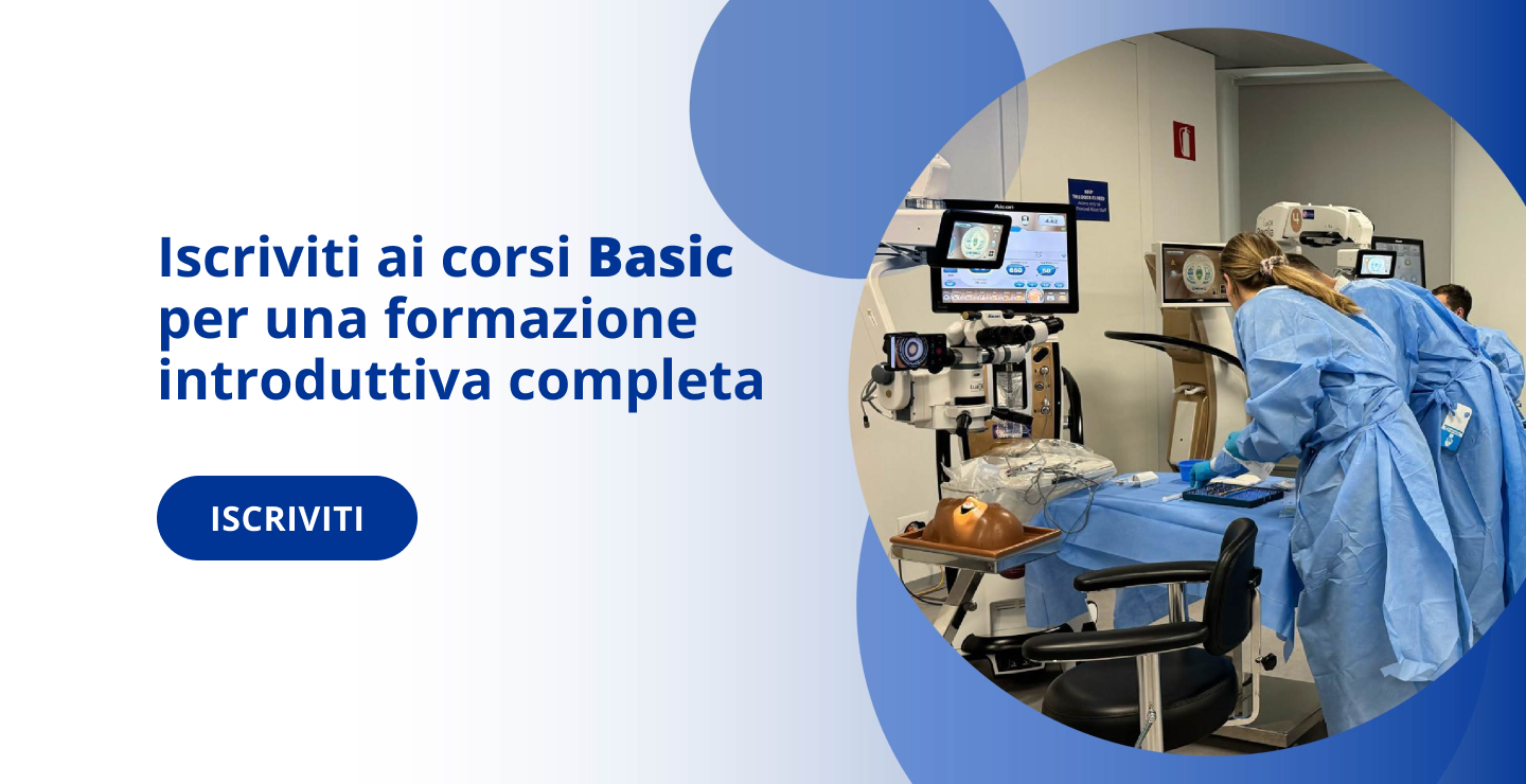 Banner promozionale con due professionisti in camice chirurgico che utilizzano apparecchiature oftalmiche, accanto a un testo che invita a iscriversi ai corsi Basic di Alcon