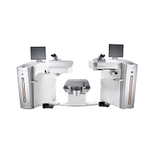 Suite refrattiva WaveLight® di Alcon, sistema per la correzione della vista con laser, dotato di due piattaforme laser e lettino per il paziente.