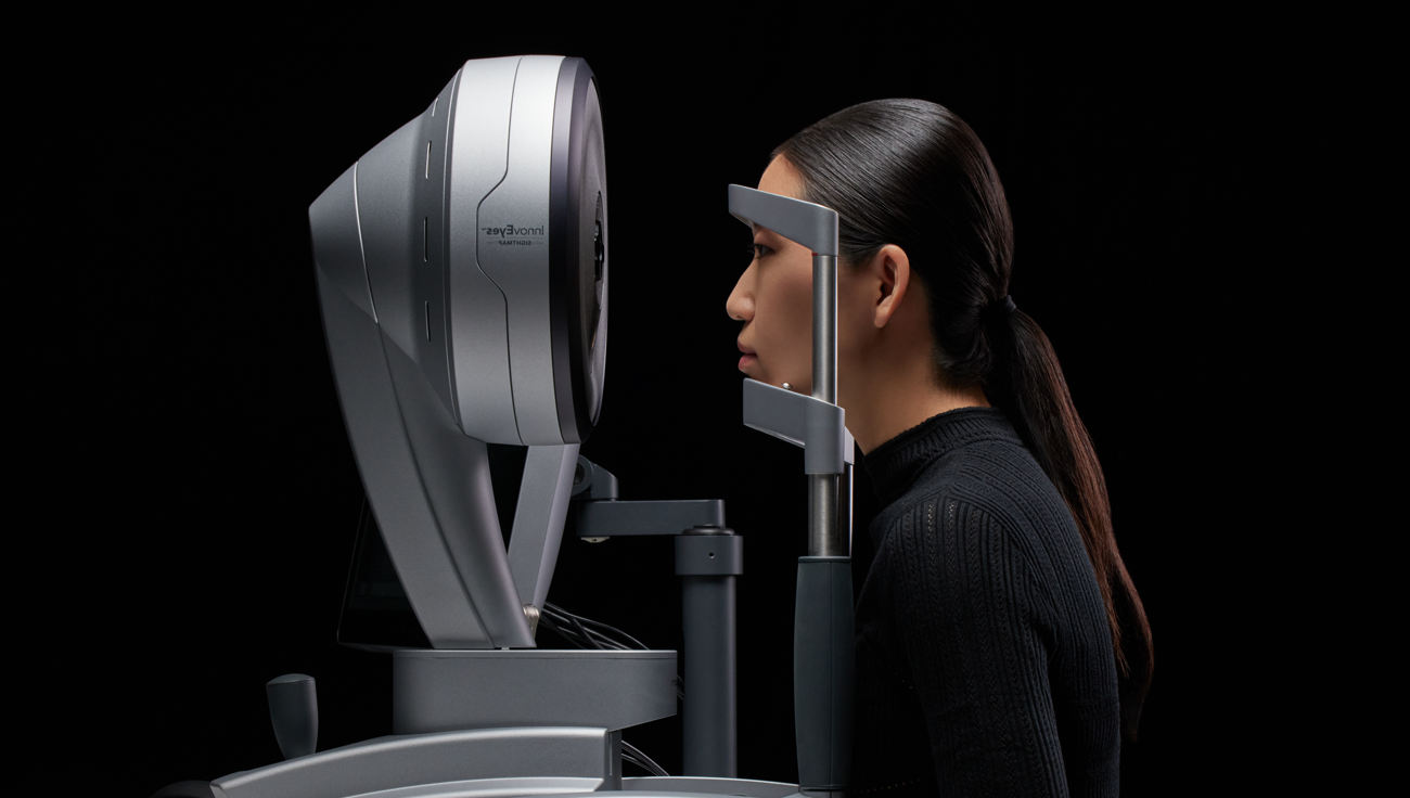 Persona che si sottopone a un esame oculare con il dispositivo diagnostico wavelight Sightmap.