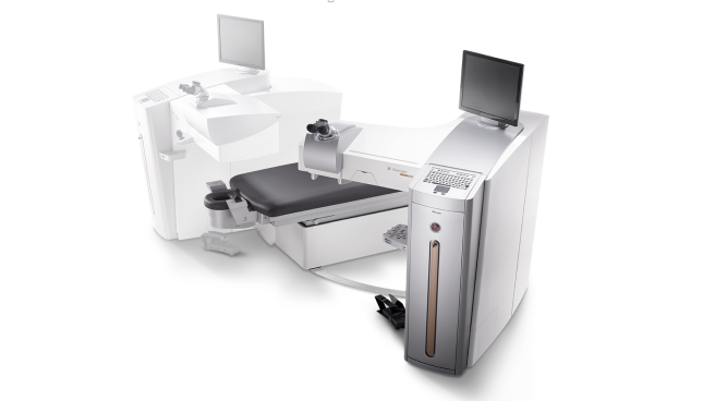 Sistema laser ad eccimeri wavelight EX500 con lettino chirurgico e monitor integrato.