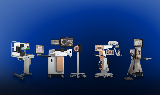 Un'immagine che mostra diversi dispositivi chirurgici prodotti da Alcon su uno sfondo blu scuro. Biometro ARGOS, sistema laser LenSx, Verion Digital Marker, microscopio oftalmico LuxOR Revalia, Centurion Vision System, abberometro intraoperatorio ORA SYSTEM.