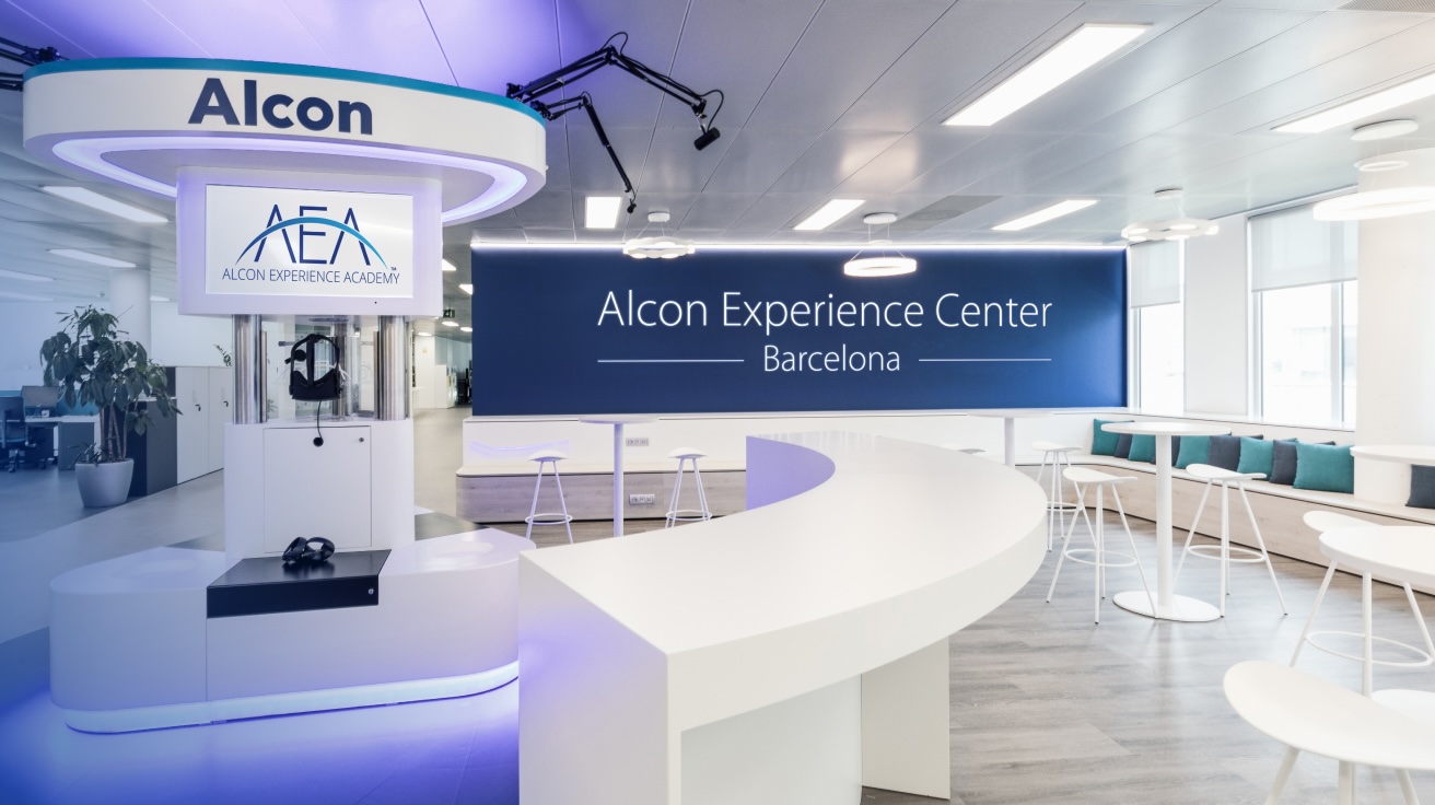 Un'immagine degli interni dell'Alcon Experience Center di Barcellona