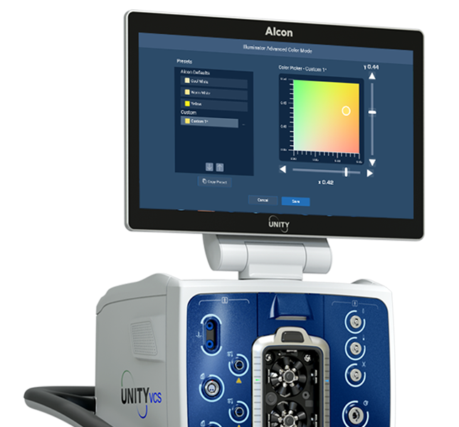 Sistema chirurgico Alcon UNITY VCS con monitor che mostra le impostazioni della modalità colore avanzata su sfondo blu scuro.