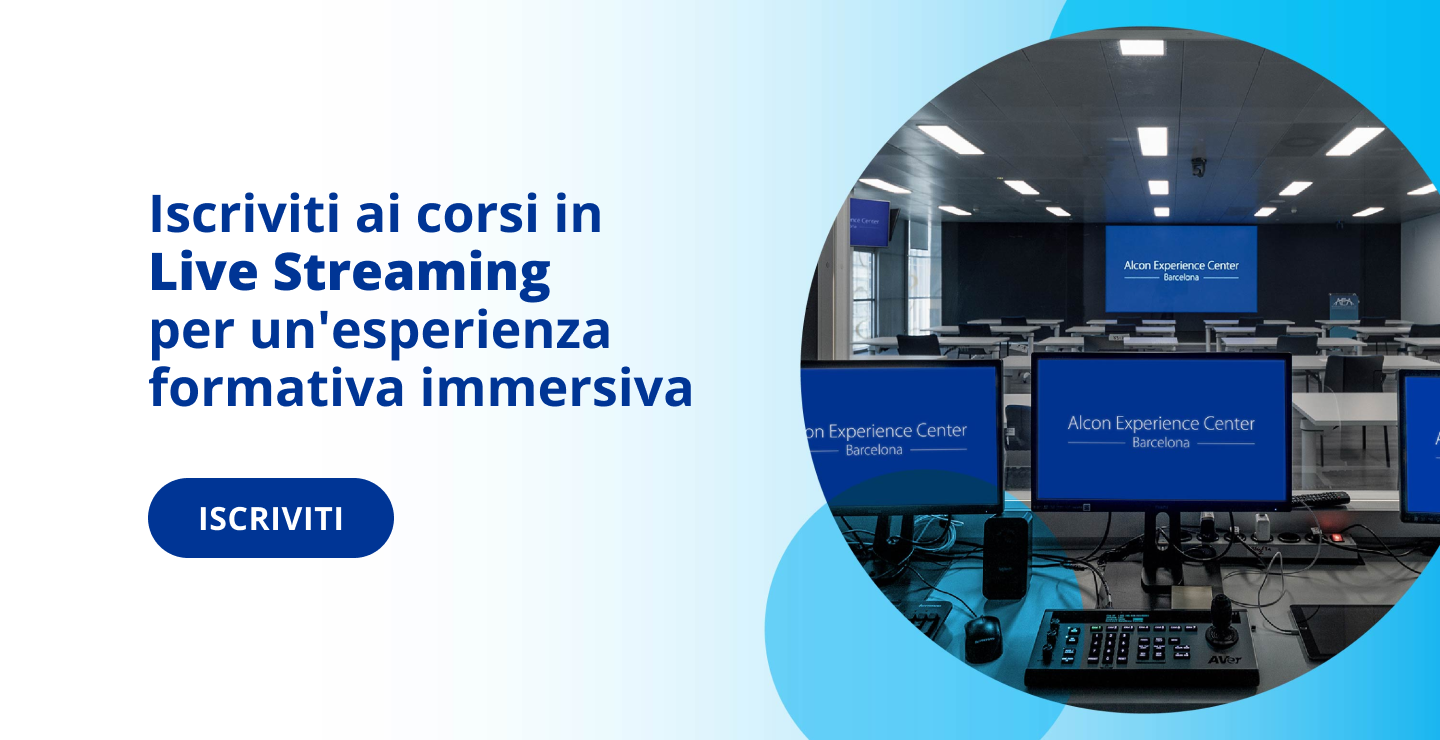 Banner promozionale dei corsi in live streaming dell’Alcon Experience Center, con sala di regia moderna e schermi che mostrano la piattaforma dei corsi.