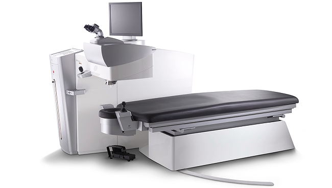 Laser wavelight con lettino per pazienti, microscopio e monitor integrato, progettato per interventi di chirurgia refrattiva.