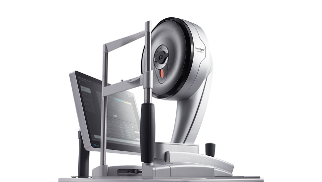 Dispositivo diagnostico wavelight topolyzer VARIO con monitor e supporto per il mento, utilizzato per la mappatura topografica della cornea.