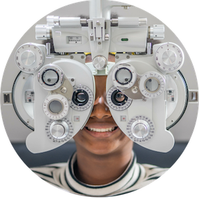 Persona che si sottopone a un esame della vista con un forottero.