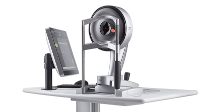 Dispositivo diagnostico oculare wavelight Topolyzer VARIO con monitor di controllo su un tavolo di lavoro.