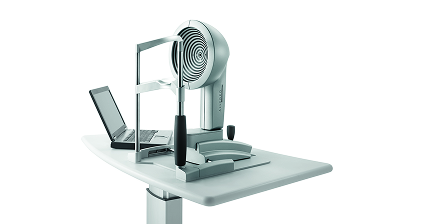 Dispositivo diagnostico oculare wavelight Sightmap con laptop di controllo su un tavolo di lavoro.