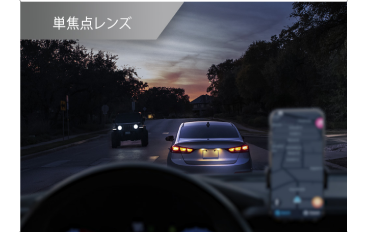 夜間運転者から見た2枚の同一写真を並べたもの。  左の画像は、単焦点眼内レンズ挿入患者の夜間運転時の見え方で、近くの物には焦点が合っていません。右の画像は、Clareon Vivity眼内レンズ挿入患者の夜間運転時の見え方で、近方、中間、遠方の焦点にピントが合っています。