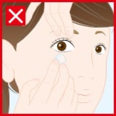 Demonstration of an incorrect way to open the eye when inserting a contact lens