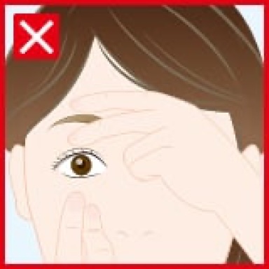 Demonstration of an incorrect way to open the eye when inserting a contact lens