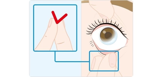 Demonstration of how to hold the eyelids when removing a contact lens