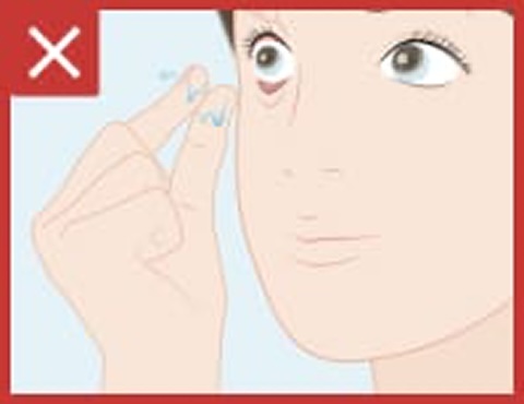 Incorrect way to remove a contact lens