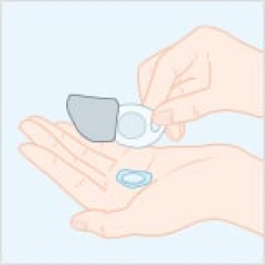 Step showing how to take a contact lens out of its solution using your fingers