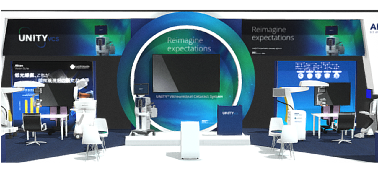 アルコンの展示ブース。中央に「Reimagine expectations」のサインと大型スクリーン、UNITY VCSシステムや手術機器、展示台と椅子が配置。