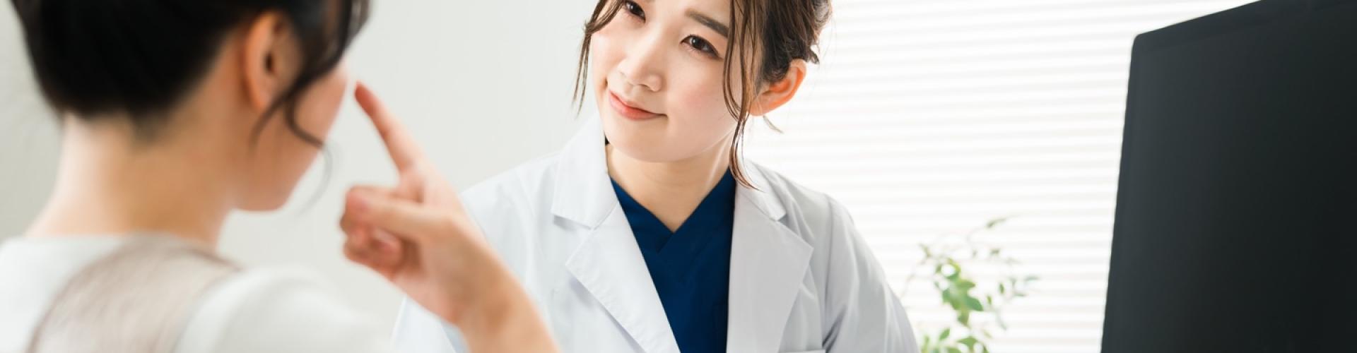 Image of an ophthalmologist and a patient