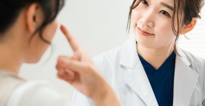 Image of an ophthalmologist and a patient