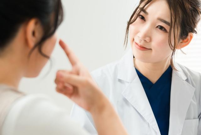 Image of an ophthalmologist and a patient