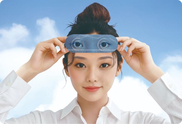 야외에 있는 여성이 눈 앞에 투명한 디지털 이미지를 들고 있습니다.