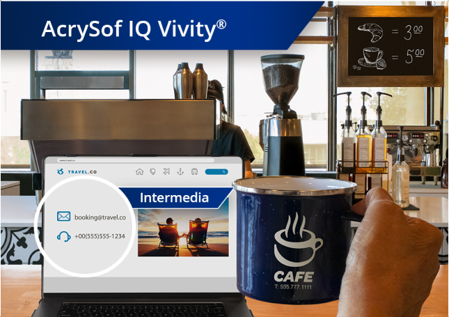 Imagen más nítida de cafetería con vista de la zona con cafeteras y otros ingredientes. Hay un ordenador portátil abierto sobre la barra y la mano de una persona que sujeta una taza de café a la derecha de la pantalla del portátil. Aparece un texto blanco en la esquina superior izquierda de esta imagen que dice “AcrySof IQ Vivity.”