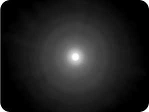 Fondo negro con una luz brillante en el medio, mostrando el mayor halo alrededor de la luz si se compara con las otras tres imágenes, que representa la medición de halo del banco óptico para la LIO ZEISS AT LARA Diffractive EDF.