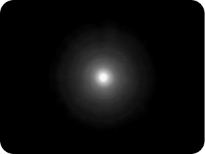 Fondo negro con una luz brillante en el medio, con un halo alrededor de la luz mayor que el de las LIOs AcrySof® IQ Monofocal y AcrySof IQ Vivity® que representa la medición de halo del banco óptico para la LIO TECNIS Symfony Diffractive EDF.