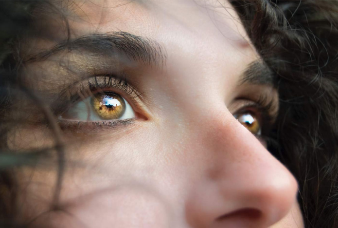 Brunnete woman hazel eyes close up