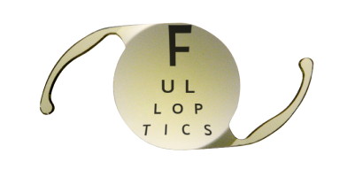 Primer plano de una LIO AcrySof IQ con letras tras ella, mostrando el uso completo de la óptica asférica de 6mm
