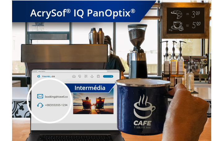 Imagem nítida de uma cafetaria com vista do balcão das máquinas de café e outros produtos. Um computador portátil está aberto na bancada e a mão de uma pessoa segura uma caneca de café à direita do ecrã do portátil. O texto a branco no canto superior esquerdo desta imagem diz "AcrySof IQ Vivity".