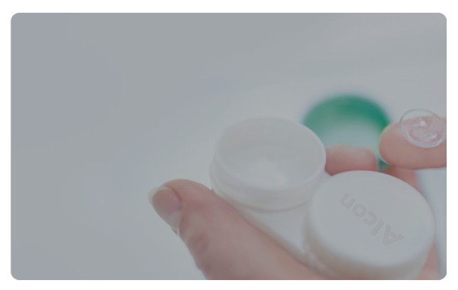 Finger lens image and contact lens packaging