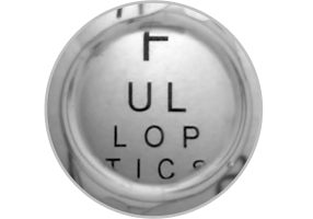 Imagine de aproape cu cristalinul artificial enVista cu litere în spatele lui, indicând utilizarea limitată a lentilei asferice de 4.9 mm.