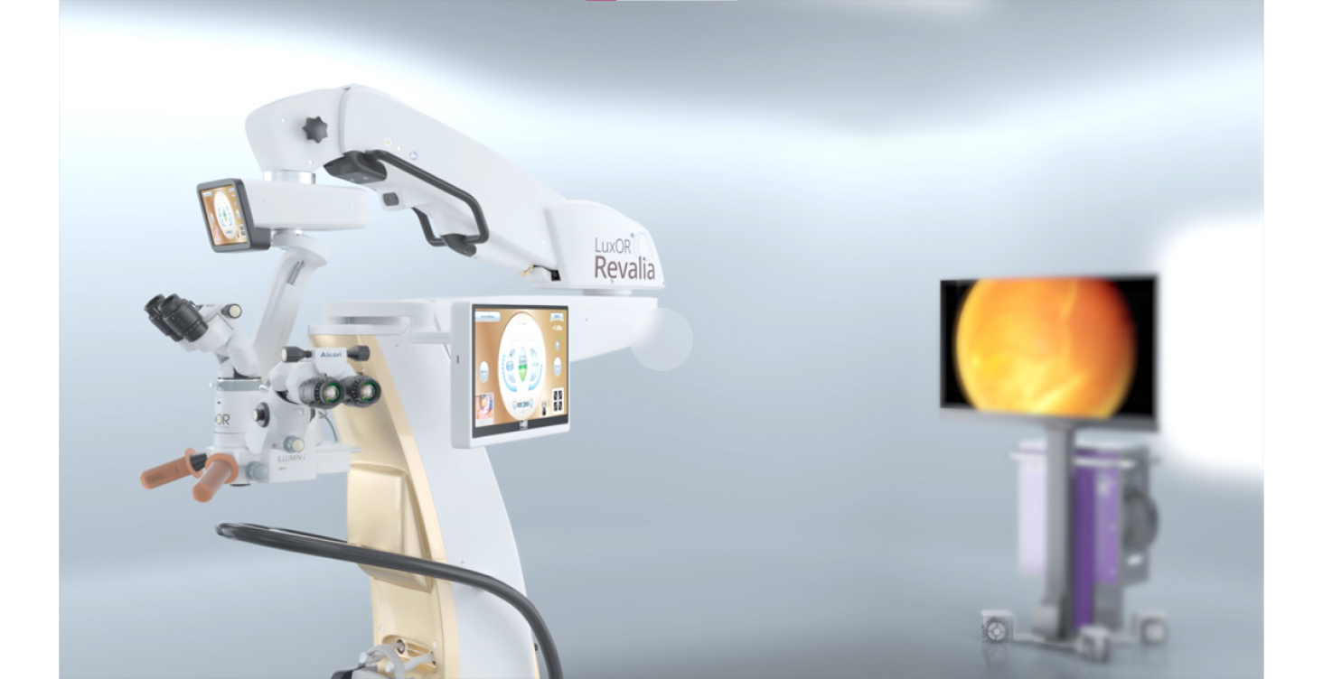 O imagine cu microscopul LuxOR Revalia în prim plan cu sistemul de vizualizare NGENUITY 3D pe fundal. Un buton de redare indică faptul că acesta este un video.