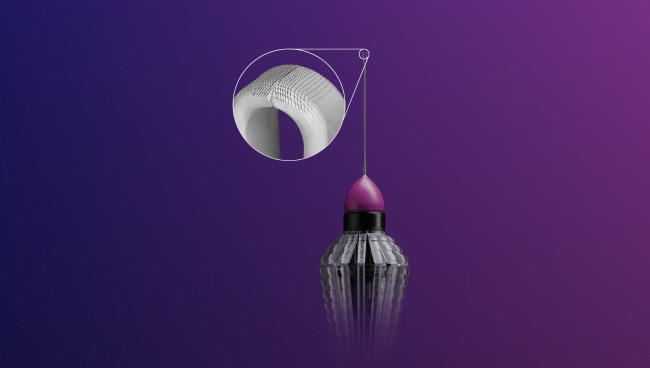 O imagine cu pensa ILM FINESSE SHARKSKIN. O imagine în detaliu într-un cerc prezintă microstructurile realizate prin ablație laser pe vârful pensei. Aparatul apare pe fundal violet.  