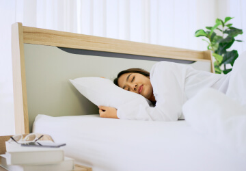 can-i-sleep-in-contact-lenses