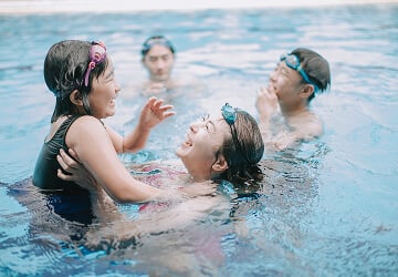 can i swim while wearing contact lenses