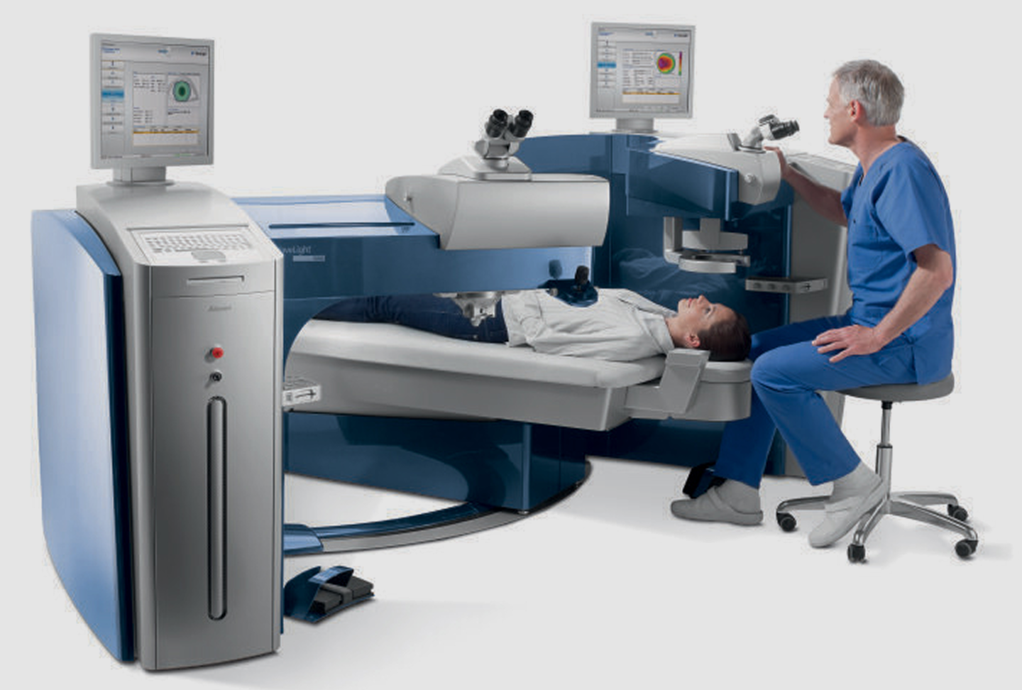 Image of the patient and ophthalmologist during the procedure