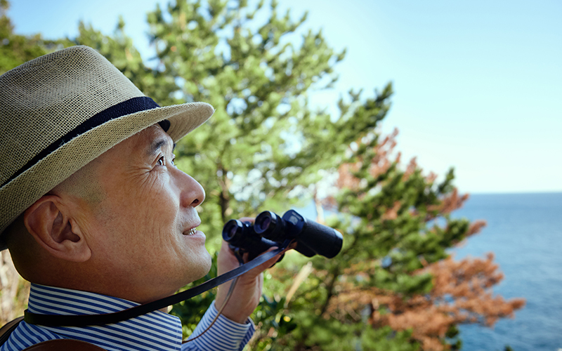 Man outdoors enjoying his new iol contact vision.