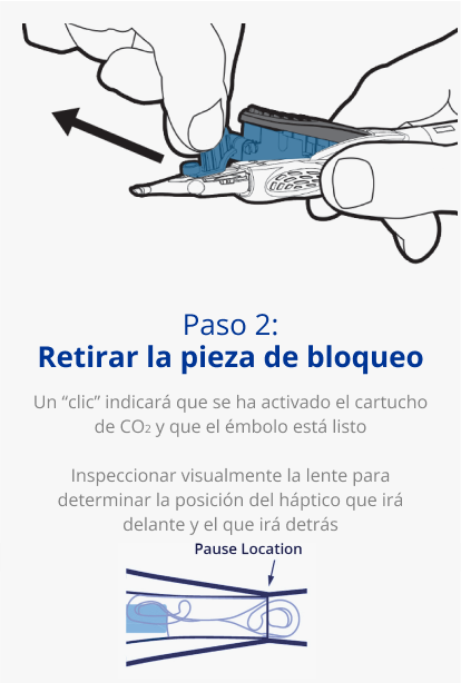 Ilustración de una mano que sujeta el sistema inyector AutonoMe. Una flecha negra apunta hacia afuera desde el cartucho del dispositivo para indicar un movimiento de tirar. Ilustración de la pieza del émbolo/cartucho del sistema inyector AutonoMe. Una flecha azul oscuro apunta hacia la LIO doblada que está en el cartucho de AutonoMe con un texto que dice “Ubicación de pausa”.
