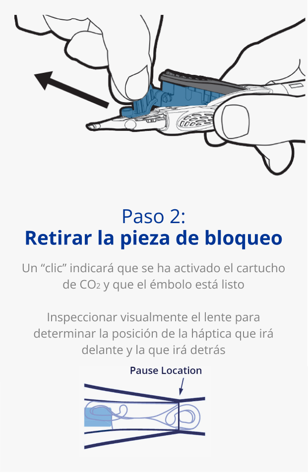 Ilustración de una mano que sujeta el sistema inyector AutonoMe. Una flecha negra apunta hacia afuera desde el cartucho del dispositivo para indicar un movimiento de tirar. Ilustración de la pieza del émbolo/cartucho del sistema inyector AutonoMe. Una flecha azul oscuro apunta hacia la LIO doblada que está en el cartucho de AutonoMe con un texto que dice 'Ubicación de pausa'.