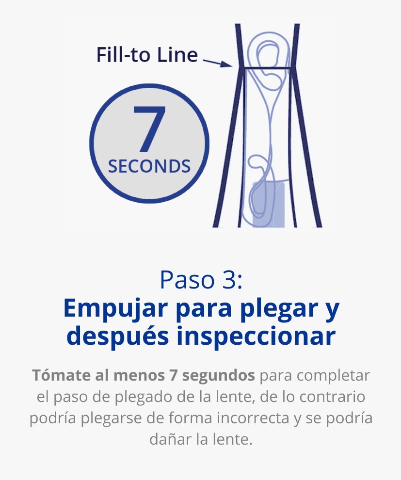 Ilustración del tercer paso de la preparación del implante con dispositivo UltraSert. Empujar para plegar, después inspeccionar. Una flecha azul  apunta hacia el dispositivo con un texto que dice “Llenar hasta la línea”. A la izquierda del sistema inyector precargado UltraSert hay un círculo grande azul con texto que dice “7 segundos” para destacar que son necesarios por lo menos 7 segundos para completar este paso de plegado de la lente.