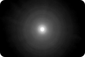 Black background with a bright light in the middle, showing the largest halo around the light compared to the three other images, representing the optical bench halo measurement for ZEISS AT LARA Diffractive EDF IOL.