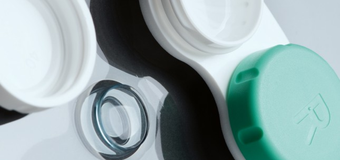 Image of a contact lens and packaging
